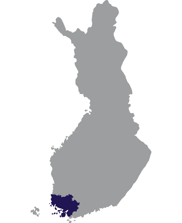 Landkaart Finland grijs met regio Varsinais-Suomi donkerblauw op transparante achtergrond - 600 * 733 pixels
